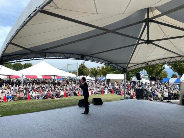 皆さん今晩は🌙田中アキラです🎤✨
今日は、山梨県は昭和町のお祭り"第34回ふれあい祭り"のゲストと、歌わせて頂きました！
コロナ禍の3年中止と台風で1回の中止を合わせると、38回になっていたけれど…。。。
ここまで開催継続も、並々ならぬ町の皆様の協力や、職員の皆様の情熱の結晶の塊みたいな思いが集結しているからこそ、コロナも乗り越え開催が出来ているんだなぁ…と、昭和町の皆様のパワーを感じました💪🔥
また来場者もおよそ2000人？いや…3000人はいたでしょうか？大変なお客様の数で、毎年、会を重ねる毎に増えているように思いました😳❗️
ん？なんで会を重ねる毎に増えてる？！って分かるかって？それはですね…。。。
実は第1回から歌わわせて頂いておりまして…
当時僕は14歳でしたが…😳‼️かれこれ同じ歳月を過ごさせて頂いております…。。。
今日はゲストに、水森かおりさん、パックンマックン、ナンバーワン戦隊ゴジュウジャー！と豪華なステージでしたが、天気の晴れの暑さ以上に、お客様の熱気で盛り上がっておりました〜〜📣
　そして田中アキラのコーナーでは、約20分のステージ🎤✨同級生から親兄弟、甥っ子姪っ子！近所のおばちゃんおじちゃん！そして初めて応援に来てくれたファンの皆様！そしてそして、いつも実家に帰ると遠吠えを繰り返す裏の犬までもが応援に駆け付けてくれて、これまた大変盛り上がりました‼️
今年も田中アキラをリクエストしてくれた昭和町のファンの皆様、昭和町役場の皆様、舞台関係スタッフの皆様、本当に有難うございました😭またこの日を励みに、頑張るパワーを頂けました💪✨✨✨
これからも応援宜しくお願い致します🌱
今日も最高の一日でした😭
　皆様有難う御座いましたぁ〜〜😆✨✨✨
　　また会おうねぇ〜〜😭✨✨✨
　　　　　
　　　　次回のInstagramは…
　　　　　イベント終わり、帰路中写真へと続く…