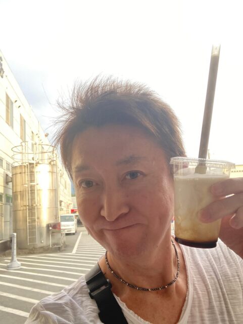 皆さん今晩は🌃田中アキラです🎤✨
今日は気温も一気に下がり10度前後❄️大好きな季節！秋ももう終わりを迎えました🍂皆様、体調を崩さないようお気を付け下さいね😷
さて先日10/12(日)は、僕のふるさと、山梨県は昭和町のお祭り、昭和町ふるさと祭りにお邪魔致しました🎤✨
改めまして、関係者の皆様、ファンの皆様有難うございました🙇‍♂️
そしてイベント終わり後、スタッフとぶらっと、改めて山梨のプチ観光して来ました👀
さてどこかと言いますと☝️僕も初めて訪れたのですが、山梨の銘菓！信玄餅の本社(工場)☝️
信玄餅って…お土産屋さんで売ってる信玄餅の他にも色々あって、1枚目の自撮りの手に持っているのが、信玄シェイク🥤✨これ本当にヤバいです😆✨メチャクチャ美味しかった❗️黒蜜ときなこの入ったバニラのシェイク✨
そして信玄ロールケーキ🧁✨これも本当にヤバかった❗️😱✨そして田中アキラフェイスシェイク自撮り🥸✨そしてスタッフと晩御飯に🍚(スタッフなんでシルエット😂)まっいっか☝️
たまにはふるさとである山梨を改めて楽しむのも、いい思い出になりました📸
帰りは道志村のルートで東京に帰りました🚙💨