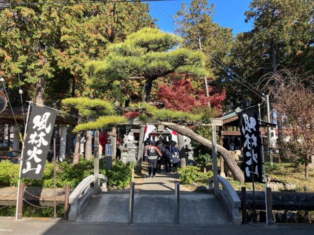 皆さんこんにちは😃田中アキラです🎤✨
今朝はちょっと寒かったのに、お昼はポカポカだった☀️
そんなポカポカな陽気は、我がふるさと山梨県は昭和町に来ております☝️✨
と申しますのも、武田信玄ゆかりのある神社！義清神社の上棟式のゲストにお声をかけて頂き、先程2曲歌わせて頂いて参りました🎤✨
写真の貼り付けも沢山になってしまいましたが、一枚目は義清神社の鳥居前の模様から、アキラ本人が遠目から現れ、神社の風景に合わせて、2026年干支の馬の銅像のお尻を何故かアキラがご紹介し、そしてなんと言いましても、僕が10才の時、初めて歌のレッスンに通ってた時の師匠"望月吾郎先生"と一緒のステージでした…😭
望月先生には、10才から18才頃まで毎週土曜日、学校から帰ってはレッスンに通い、そして一番最初に習った曲が"浪花節だよ人生は🎵"でした…😆🎤
望月先生の昔からのトレードマークのヒゲは今もなお健在で、凄く懐かしかったです…😭子供のから一度は触ってみたかったヒゲですが、やはり未だに「触らせて下さい」の一言が言えなくいます😭💦
ただ何十年振りの吾郎先生とのツーショット📸も添付させて頂きました🤝✨(なんでアキラ裸足やねん…汗)
えっと💬
話戻ります…🏃‍♂️💨
義清神社の義清武将は⚔️1075年〜1149年平安時代後期の武将で、別名、武田義清とも言うそうです☝️
そこまで調べましたが、後は難しくて諦めます…😆💦
しかし今日の上棟式では、初めて春日八郎さんの風林火山の唄🎤を歌わせて頂き、なんともこれまでの田中アキラの雰囲気をガラッと変えた1曲と、皆様大変喜んで頂きました✨✨✨
そして自作の"北上川よ"と届けさせて頂き、そして来賓の皆様へのおもてなしと、地元お姉様方の割烹着姿の奥ゆかしさもまた素晴らしく、上棟式を盛り上げておりました😆✨✨✨
今日の上棟式にお声掛け下さいました関係者様、そして盛り上げて下さいました皆様、そしてファンの皆様大変お世話になりました🙇‍♂️
これから地元山梨！盛り上げたいと思います♪♪♪
今日も一日有難うございました♪♪♪
イエイッ🤩
　アキラ顔がない…。。。