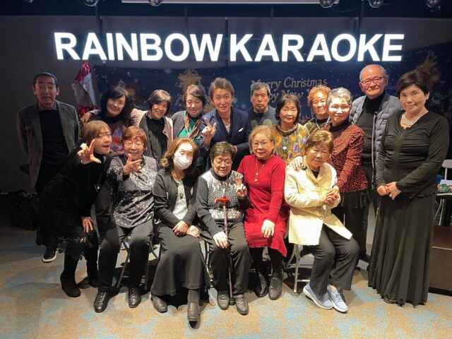 皆さん今晩は🌙田中アキラです🎤✨🧑‍🎄
いつもInstagramを覗いて頂き有難うございます♪♪♪
もう少しで、一年で一番長い夜になります…🌃夜が長いと、日が暮れるのが早くなり、その分夜が長くなる訳ですが😂この時期、外は冷え込み夕方になると急に淋しくなるものです…😭💦
でも今日は、13:00〜17:00まで、渋谷のレインボーさんで、アキラとカラオケクリスマス会を開催させて頂きました🎤🎸🤶
今日は皆様の歌唱も最高に良かったですし、何より皆様と近くで交流が出来、またぐっと距離が縮まった事が、夕方の淋しさを和らげでくれたように感じます👦✨
ご来場下さいましたファンの皆様有難うございました♪♪♪スタッフの皆様、今年のクリスマス会🎄は、思い出の1枚となりました🎉
有難うございます🙇‍♂️
メリークリスマス🎁🌲🤶✨
いえいっ✨✨✨