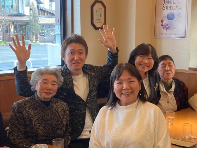 皆さんこんにちは😃田中アキラです🫩💤
今日これから、北上を離れ東京に帰ります🚅
昨日は晴天☀️で、時期的には幾分温かいですよ〜と言われ肌間は確かに温かいかも☀️と思って、皆様と過ごさせて頂きましたが、今日は打って変わって夜中から降り出した雪が⛄️こんなにも…❄️
初雪を北上で見る事が出来ました☃️✨
なんか嬉しい✨✨✨
さて昨日は、北上のファンの皆様との交流会が開かれ、来年の田中アキラ活動について盛り上がりました☕️🍙🍰✨
来年は再び6月に、今年夏に開催して下さいましたショッピングセンターさんで、田中アキラライブの開催が決まり、2026年の予定も徐々に濃くなりつつありそうな気配の気配の様子です🎤✨
また追って皆様には、いいお話が出来るように頑張りますので、今後とも宜しくお願い致します✨✨✨
　しかし雪凄い…😓❄️
いえいっ✨✨✨

#田中アキラ
#北上川よ
#雪
#サイレントイヴ
#辛島美登里