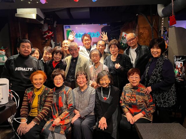 皆さん今晩は🌙田中アキラです🎤✨
　街を歩くと幾分、人の動きが慌ただしくなって来たように感じます…🏃‍♂️💨こんな時は少し深呼吸をして😮‍💨怪我をしないようにお過ごし頂き、年末をお迎え頂きたく思います🐢。。。
　さて昨日は、いつも大変お世話になっておりますCoCoスタジオ5さんで、田中アキライベントを今回も開催して下さいました🎤✨
今回は中身も濃く進行し、アキラの歌🎤以外にも、景品付きゲーム大会🃏🎁そしてアキラのギターとママのドラム🥁♬に合わせて2曲の歌唱🎤✨、そして皆様とデュエットも交えながら、大変楽しいイベントでした🎉
また皆様とお会い出来る日を楽しみに、日々頑張りたいと思います💪
昨日はお集まり頂きました皆様、そしてご協力頂いた応援者様、そして臨場感たっぷりにドラム演奏して頂いたママ、本当に有難うございました♪♪♪
とても楽しい一日でした✨
また皆様とお会い出来る日を楽しみにしております🥺
有難うございました🥹✨✨✨
いえいっ✨✨✨

#田中アキラ
#CoCoスタジオ5
#梅ヶ丘
#ちょっと嘘上手
#さよなら言えず
#男がひとり飲む酒は
#北上川よ
#あなたが欲しい
#徳間ジャパン
#J:COMチャンネル銀河新譜！にっぽんのうた！
#歌謡最前線