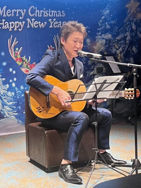 皆さんこんにちは😃田中アキラです🎤✨
今日は割と暖かい気温😳🌸丁度良い気温☝️
　さて先日12/16(火)は、アキラとカラオケクリスマス会を開催させて頂き皆様と盛り上がりました🎉
改めましてご参加頂きました皆様に感謝申し上げます🙇‍♂️
さてクリスマス会の時のアキラ模様の写真添付
おくらせばせながら…❓おくらせばすちゃん…❓おくらせばせながら…❓おくらせながら…❓
貼り付け致しました…🙇‍♂️📸
どうぞ宜しくお願い致します🥺
写真ご提供下さいましたファンの皆様有難うございます♪♪♪
いえいっ✨✨✨