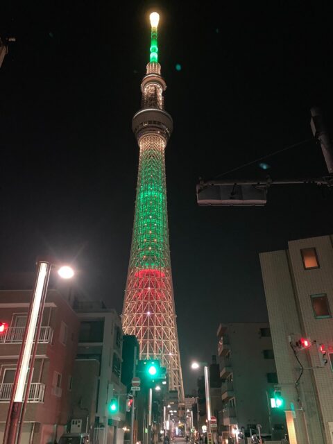 メリークリスマス🌲🎅🎁
　クリスマス色のスカイツリ〜🌲📸
さて…
　　　🎣←これは何？
　　　　　　　　はい🙋‍♂️釣り🙄💦
では90円のお菓子を買うのに…
100円渡して10円の
　　　　　　"おつり〜"💦
　　素敵なクリスマスをぉ〜✨✨✨