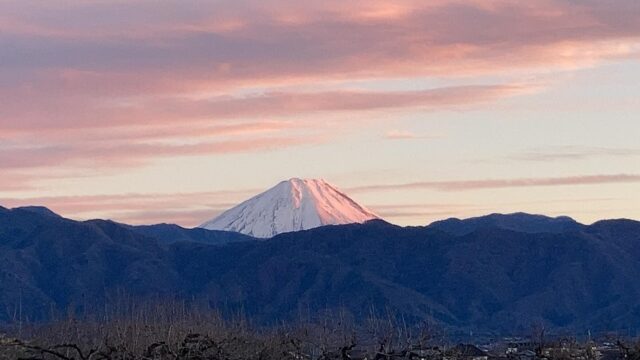 皆さん今晩は🌟田中アキラです🎤✨
今年も残り数時間です…😂2025年は皆様どんな一年でしたか？僕は6月に新曲を発売する事が出来、沢山のファンの皆様との出会いや、沢山の方々とお会い出来た事が何よりも最高の一年でした😂
来年2026年は、皆様にとりまして良い年になりますように✨✨✨
それでは大晦日！うっすら赤く染まった子供の頃から良く見ていた景色を添付致します😆✨
皆様今年も本当に有難うございました🙇‍♂️
2026年はちょっとずつステップアップして行けるように頑張ります💪
2026年もどうぞ宜しくお願い致します✨
皆様良いお年をお迎え下さい🎍✨🎠
田中アキラでした🙇‍♂️
