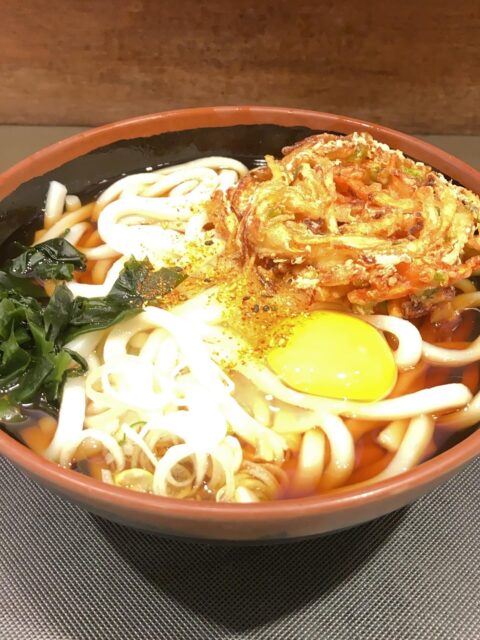 寒い日はうどん最高です🥢✨
ちょっと贅沢に卵とかき揚げ乗せて、七味をパッパッ☝️