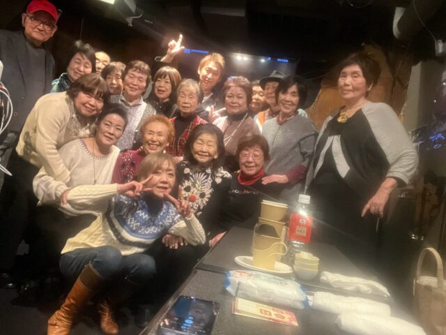 皆さんおはようございます♪♪♪田中アキラです🎤✨
今日は春の陽気☀️温かくなるとの事です🌸過ごしやすい一日なりますが、花粉症にはお気を付け願います👃💦
さて先日はたい焼き会をCoCoスタジオ5さんで行わせて頂き、そしてInstagramにその時の模様をアップさせて頂きましたが、すっかり歌の写真をアップするのを忘れてしまいました…😅
いつも応援頂きますファンご一考様、お店ママ達との集合写真をアップ致しました📸和やかな雰囲気！最高の仲間です🤣✨✨✨
いつもみんなありがとね😭✨✨✨
イエイッ🤗✨✨✨