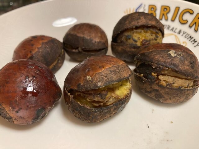 皆さん今晩は🌙田中アキラです🎤✨
いつもInstagramに遊びにいらして頂き有難う御座います♪♪♪
昨日は上野公園のさくらフェスタ2026袴腰広場に出演させて頂きました🎤✨
また会場には、いつも応援して頂くファンの皆様、そして足を止めて聴いて下さった外国人の皆様、また嬉しかったのは、露店の焼ポン栗の奥様が、「アメリカ橋最高でしたぁ〜作業を止めて差し入れに来ましたぁ〜」と…😂焼き栗🌰の差し入れ涙ちょちょぎれました😂
歌唱後に頂きましたが凄く美味しかったです😂
是非皆様、さくらフェスタにいらした際には、袴腰広場ステージ前の焼ポン栗食べてみて😂凄く美味しいから🌰
また選曲の中に、宗右衛門ブルースも織り込ませて頂きましたが🎤こちらもお父さんから最高のエールも頂いたりと、昨日のお客様も温かい方々ばかりで嬉しかったです😭CDもセットでお買い上げ下さいました皆様、また来週の24(火)にも、袴腰広場ステージ、噴水広場ステージ歌わせて頂きますが、来週も聴きに行くよ〜と言って下さいました皆様、またお会いしましょうね😭
昨日は歌詞がすっ飛んじゃったけど、来週はバッチリ👍行くよ〜🎤✨✨✨
それでは焼ポン栗の奥様と旦那様、そして田中アキラリハの模様とステージの模様の写真を添付させて頂きました📸✨✨✨
それではまた来週も引き続きさくらフェスタ2026出演お邪魔させて頂きます🎤✨
関係者の皆様、ファンの皆様、昨日応援して頂きました皆様どうぞ宜しくお願い致します🙇‍♂️✨
田中アキラ張り切って行きます💪
イエイッ✨✨✨