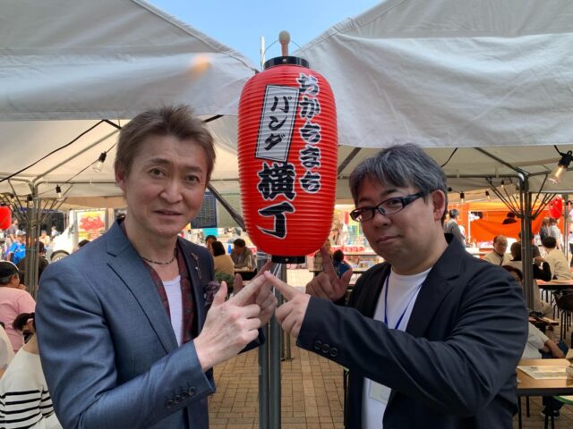 皆さん今晩は🌙田中アキラです🎤✨
さぁ５月に入りました🙋‍♂️５月と言うとGWにも突入ですね…🎌そして暑さも増して来た昨日は、御徒町のパンダ広場にて、おかちまちパンダ横丁Vol2へ出演させて頂き、またファンの皆様、来場されてますお客様と楽しい時間を過ごす事が出来ました🎤✨
しかし昨日は豪華な出演者だったなぁ…🤣
演歌ファンにはたまらない一日だったかも知れないですね🥹✨また外国人の方も沢山いらっしゃいましたが、Japanese Enka♬はウケが良いみたいでした👍✨
えっと💬
添付させて頂きました写真は、いつもお世話になっております。現場担当の"日音、酒井泰彦さん"とのツーショットと提灯🏮それからいつも意味不明なトークを繰り広げる田中アキラの写メ…何喋ってるんでしょうね❓まぁ放っておきましょう☝️それが安全です🙆‍♂️✨
それでは昨日もお世話になりましたスタッフ関係者様、お客様、ファンの皆様、有難う御座いました🙇‍♂️
またお会い出来る日を楽しみに、田中アキラも日々頑張ります♪♪♪
有難う御座いましたぁ〜🤣✨✨✨
イエイッ🤗✨✨✨